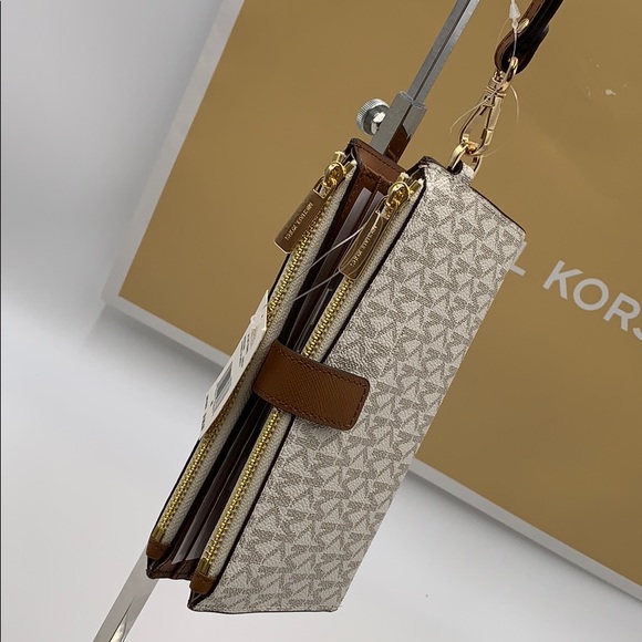 MK Jet Set Travel Double Zip Wrstl Smartphone - Picture 3 of 16